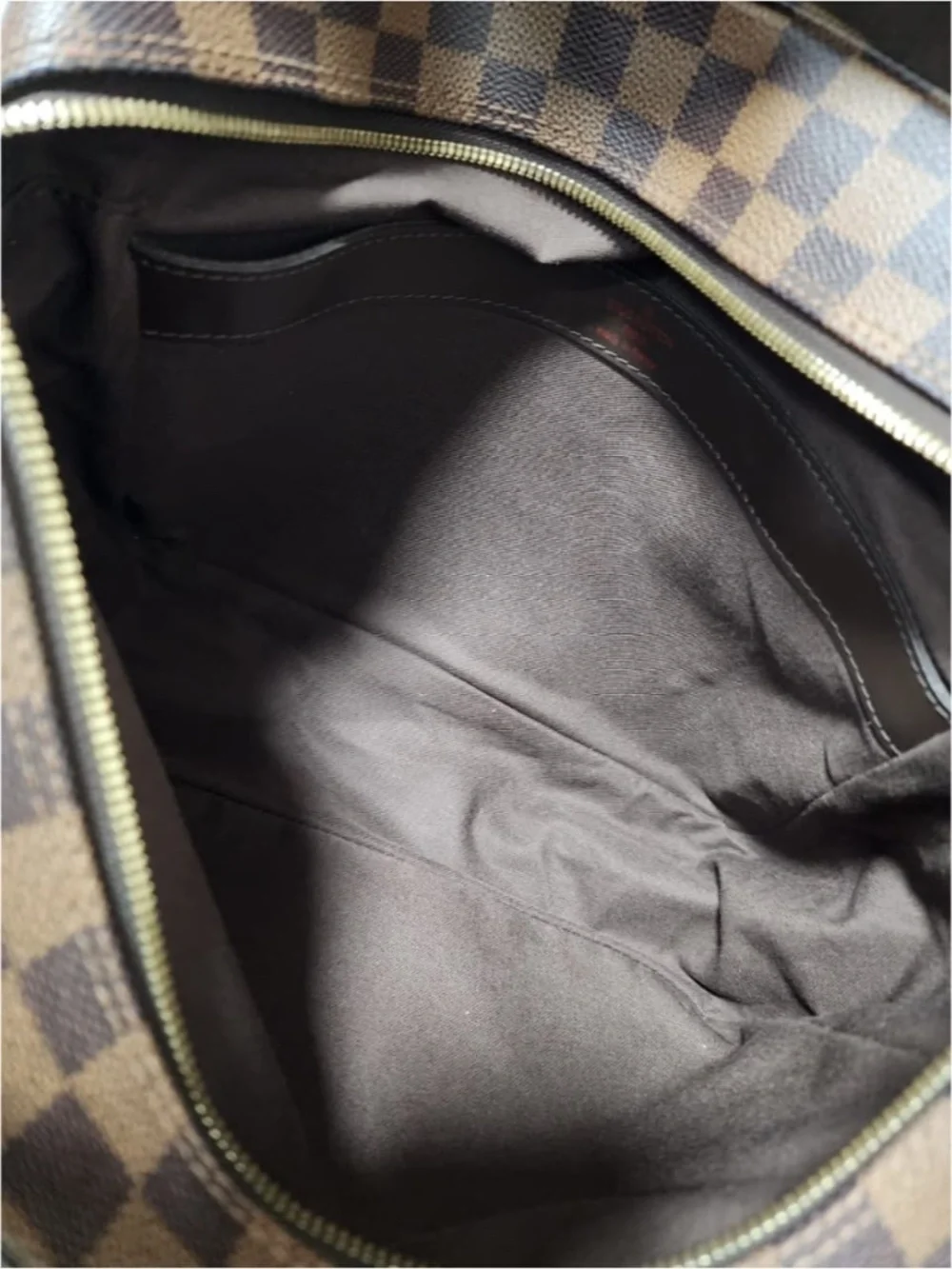 Authentic This authentic LOUIS VUITTON Damier Canvas Naviglio Messenger Bag Brow
